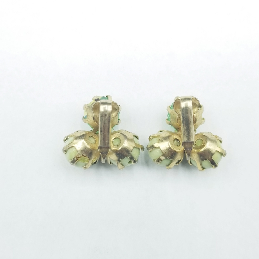 Vintage green Aurora Borealis clip earrings - Picture 3 of 7